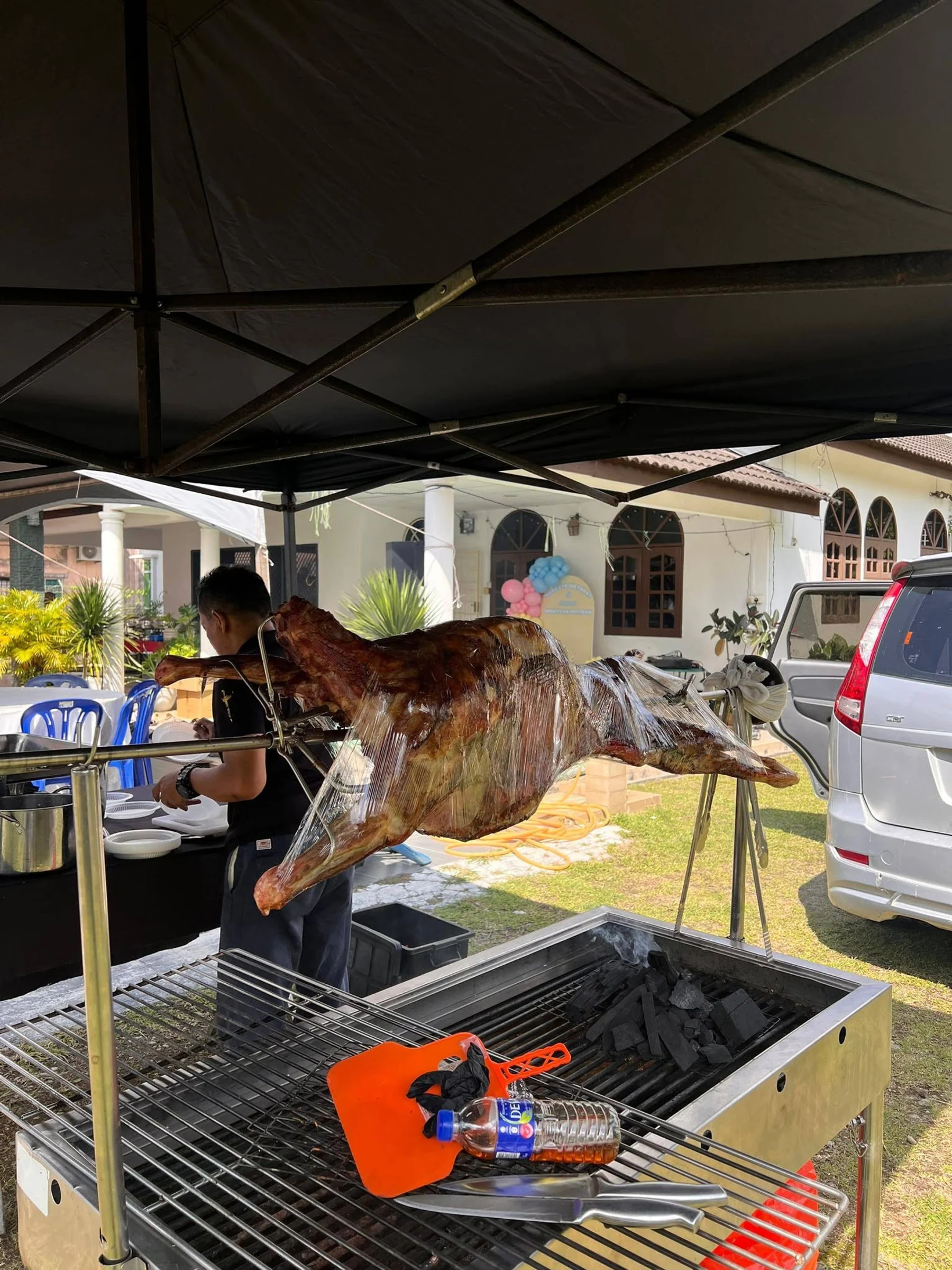 Proses menggolek kambing di tapak majlis pelanggan