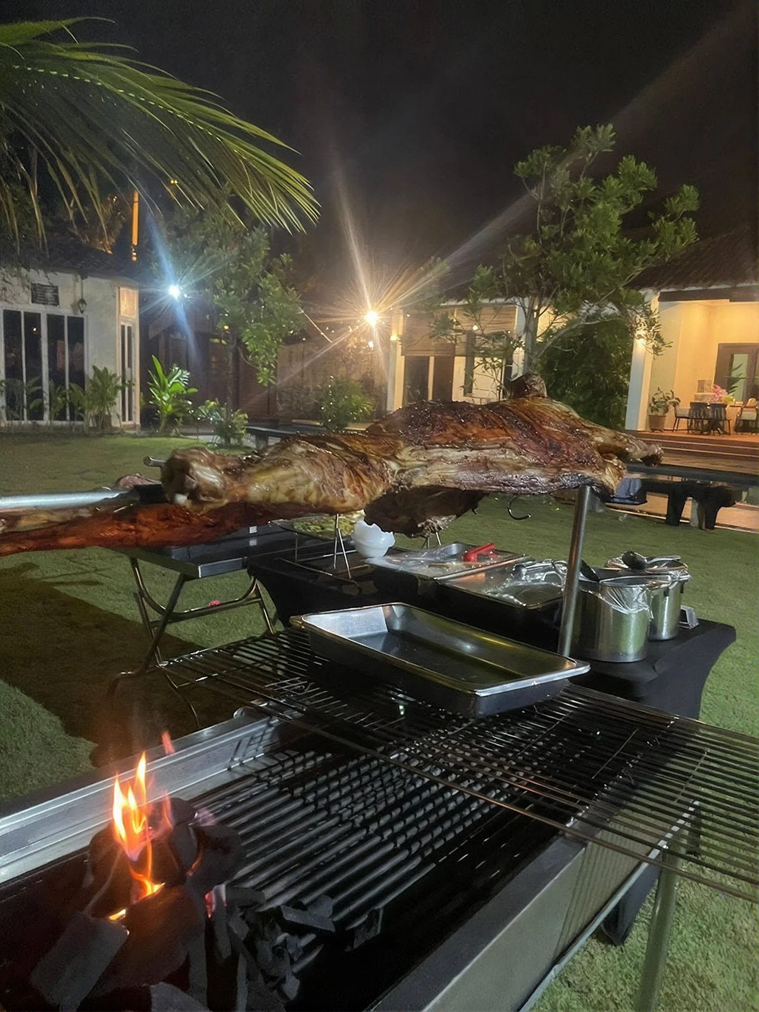 Kambing digolek di atas bara api ketika senja
