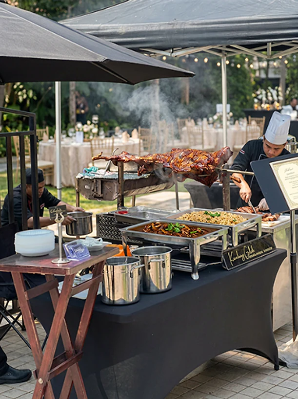 Kambing golek bersama hidangan sampingan di meja buffet