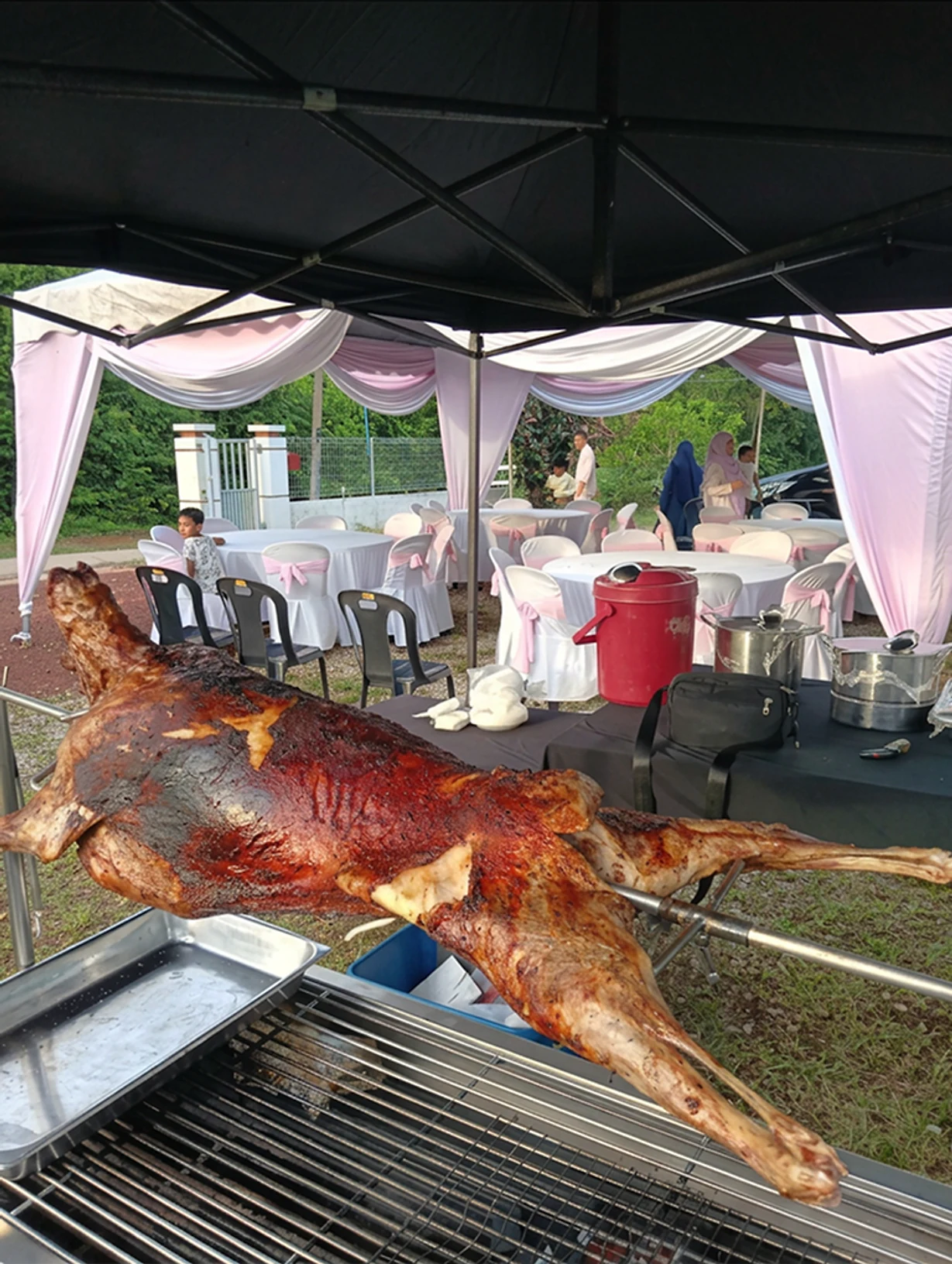 Kambing golek utuh sedia untuk dicincang