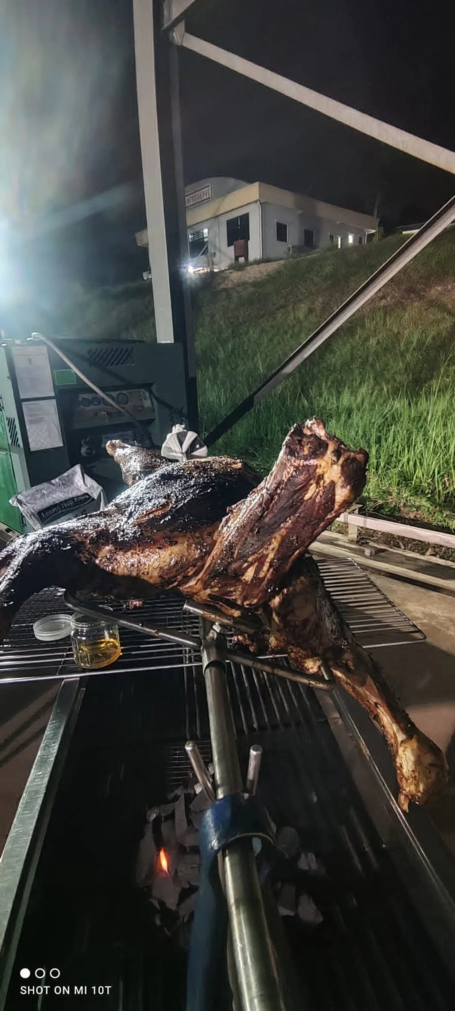 Kambing golek dibakar di kawasan berumput
