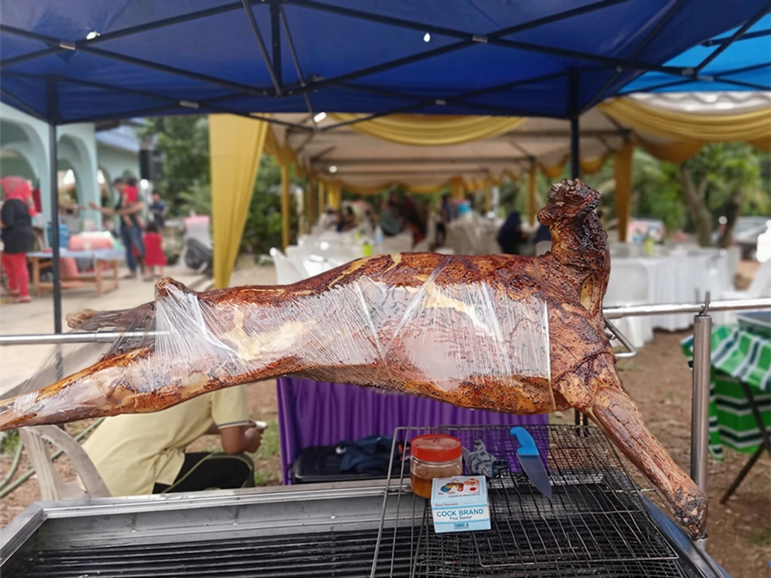 Kambing golek dibalut sebelum dihidang kepada tetamu