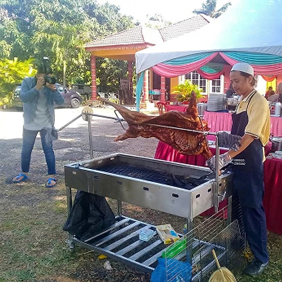 Kambing golek dibakar di majlis kenduri kampung