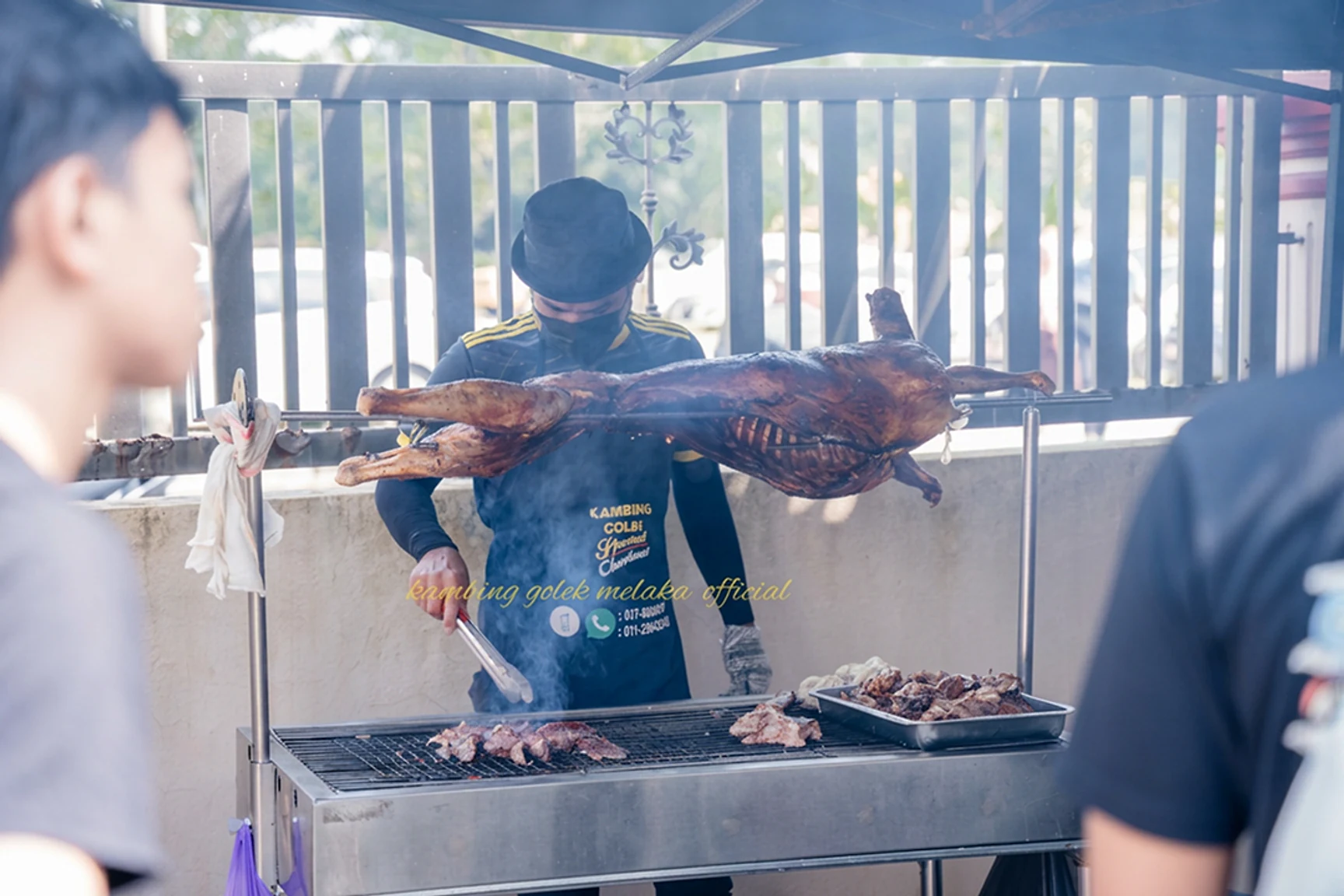 Krew memantau kambing golek di atas bara