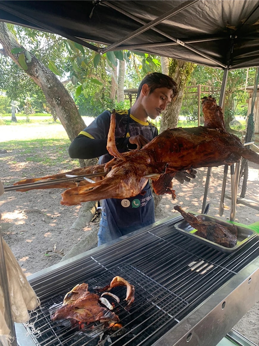 Kambing golek dibakar di bawah naungan pokok