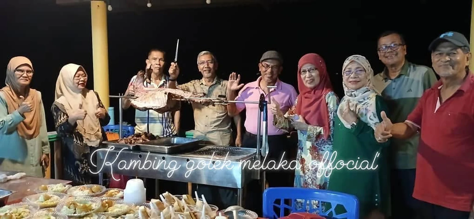 Tetamu mencuba daging kambing yang baru dicincang