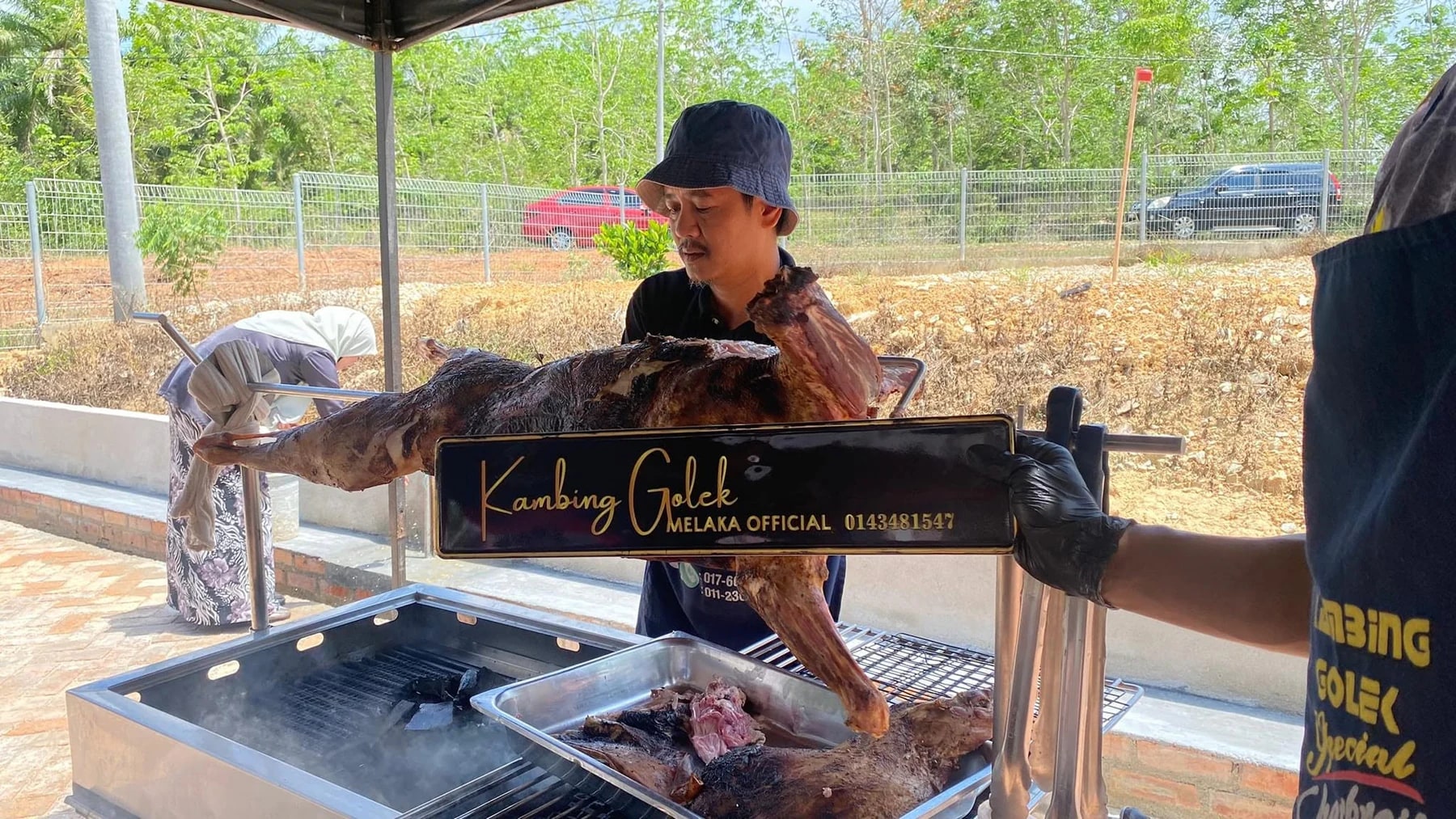 Krew mempersembahkan kambing golek kepada tuan rumah