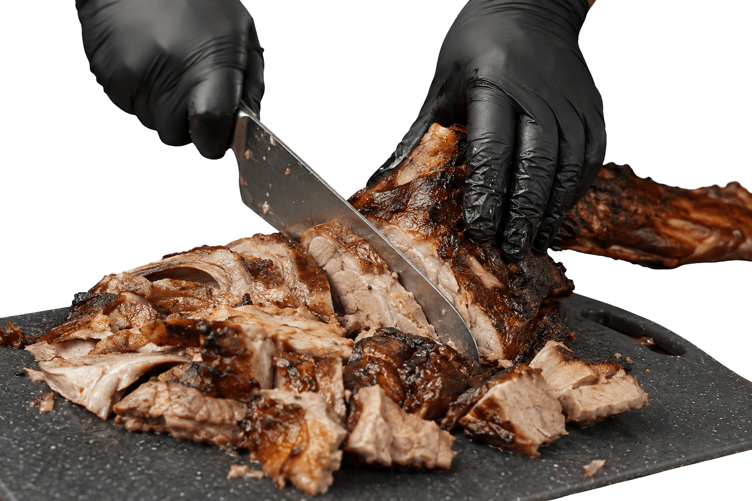 Dua tangan bersarung menghiris kambing golek panas dengan pisau panjang di atas papan pemotong