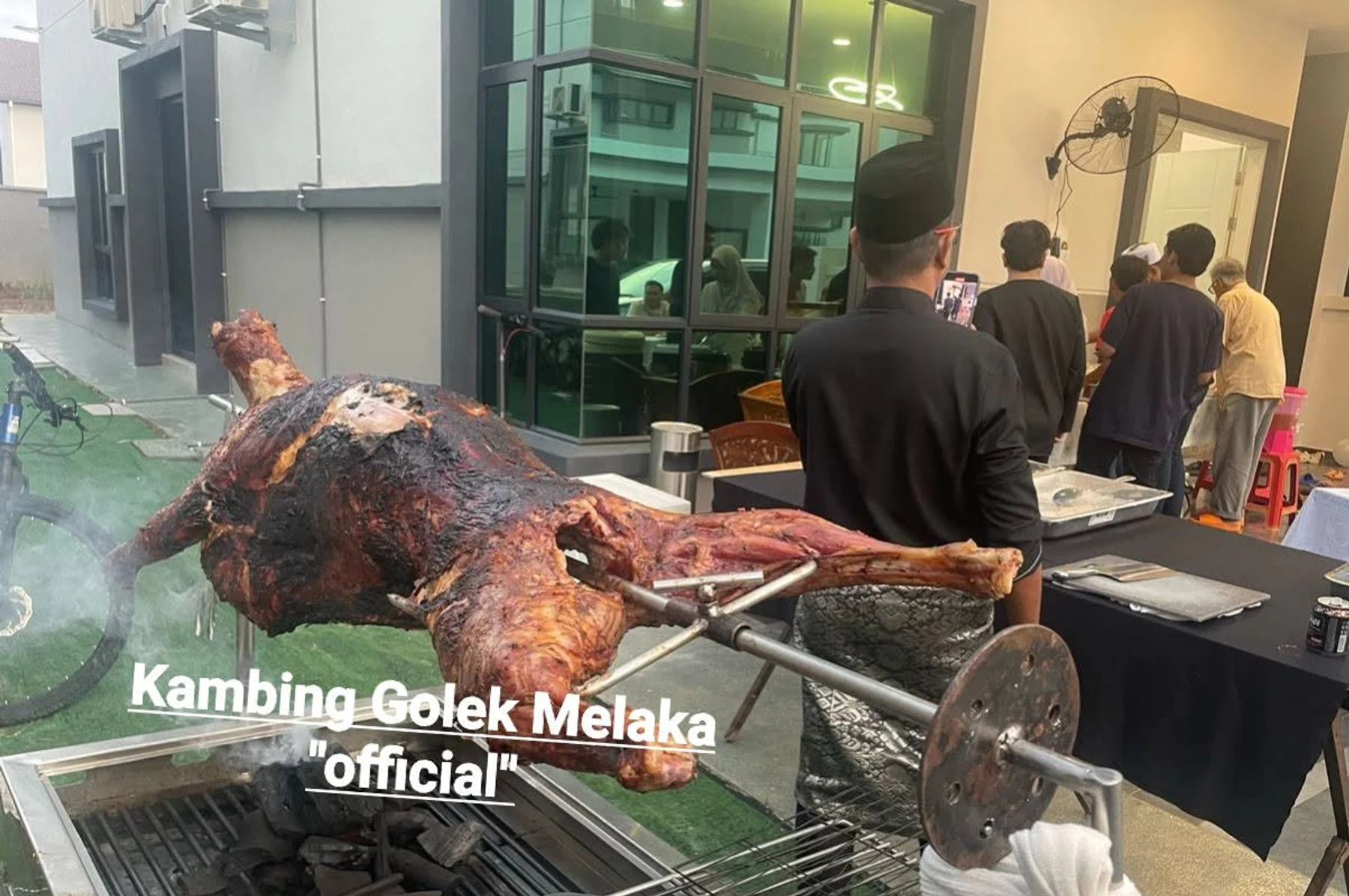 Kambing golek utuh dibakar di atas pemanggang berputar