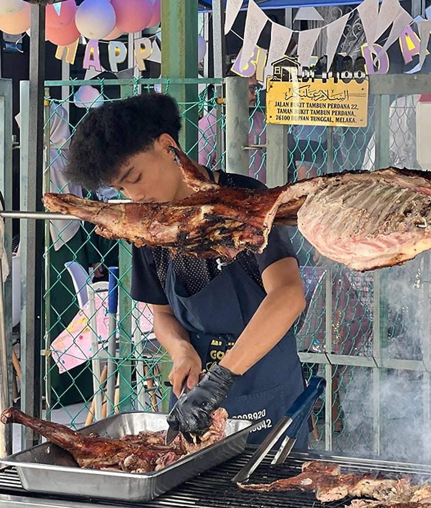 Krew mencincang kambing golek secara live di majlis