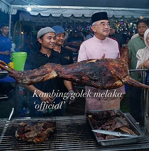 Tetamu berkumpul menyaksikan servis live carving pada waktu malam