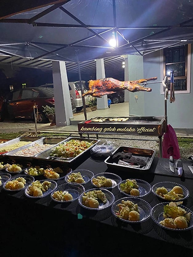 Susunan buffet lengkap bersama kambing golek panas