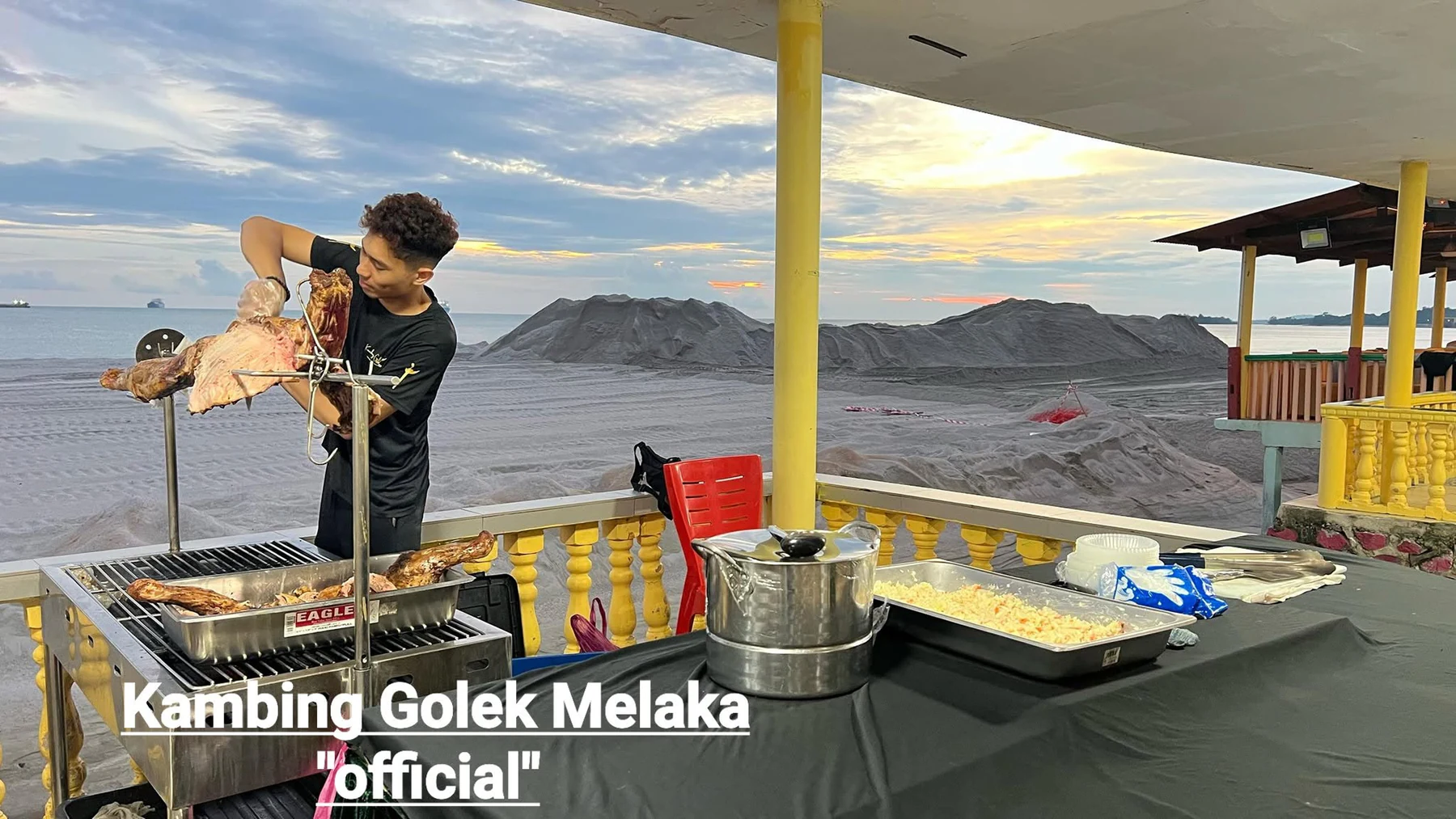Tapak membakar kambing dengan pemandangan terbuka