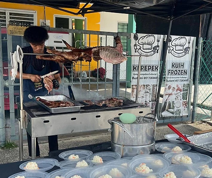 Krew mencincang daging panas di hadapan tetamu