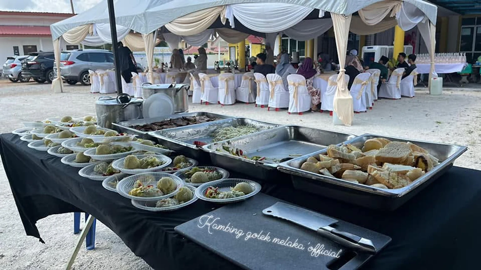Set buffet lengkap di bawah kanopi majlis